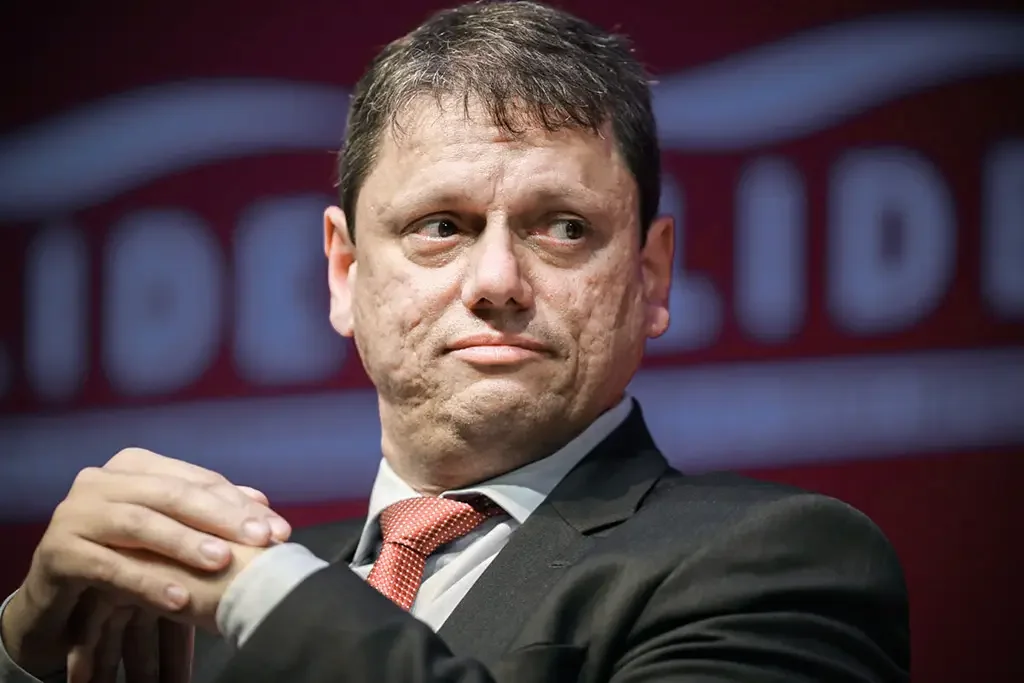 Tarcísio de Freitas com as mãos cruzadas, olhando para o lado com expressão de desprezo