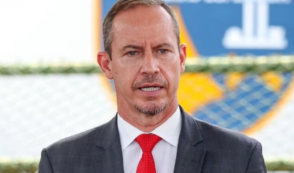Ricardo Cappelli falando, sério