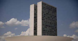 Congresso Nacional em dia de céu azul