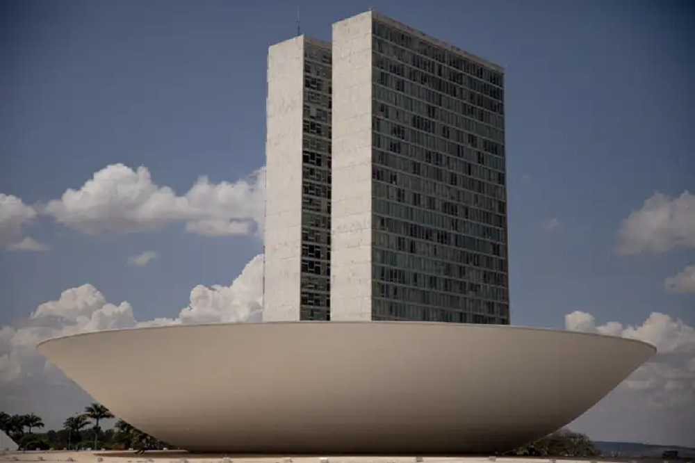 Congresso Nacional em dia de céu azul