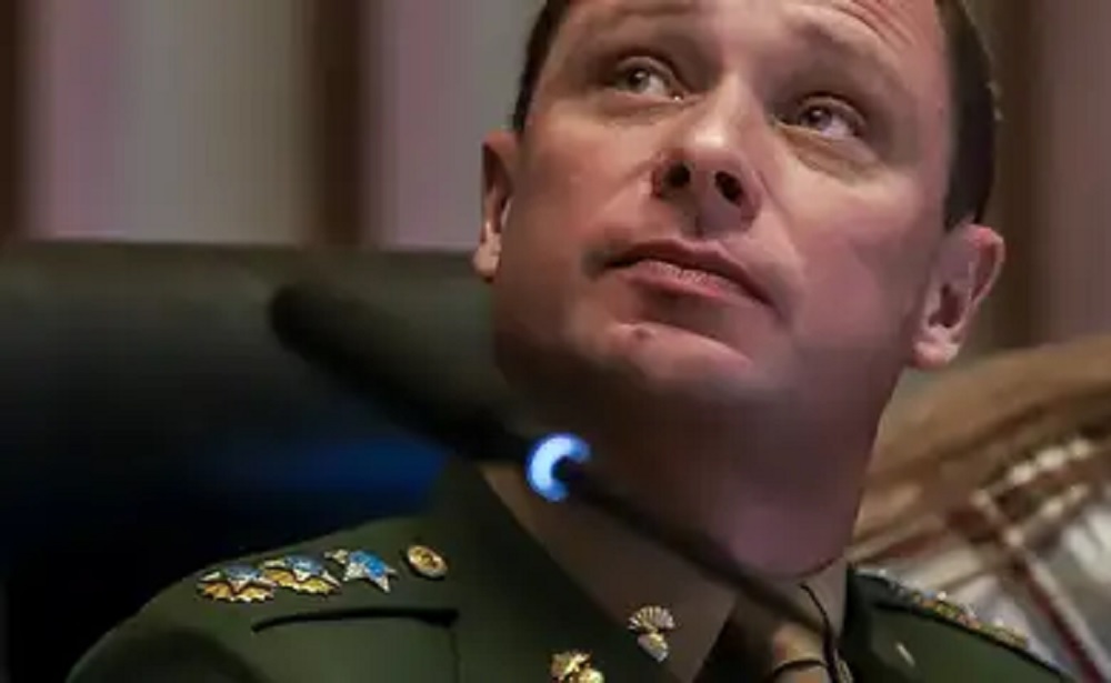 tenente-coronel Mauro Cid olhando pra cima, sério, fardado, em close