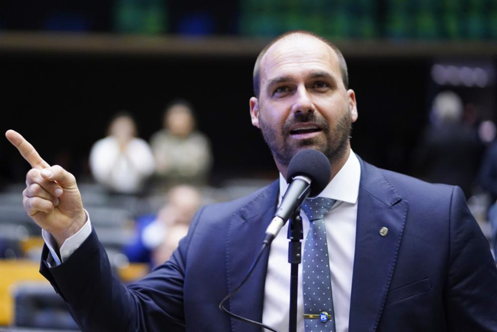 Deputado federal Eduardo Bolsonaro (PL-SP) falando e apontando para o lado
