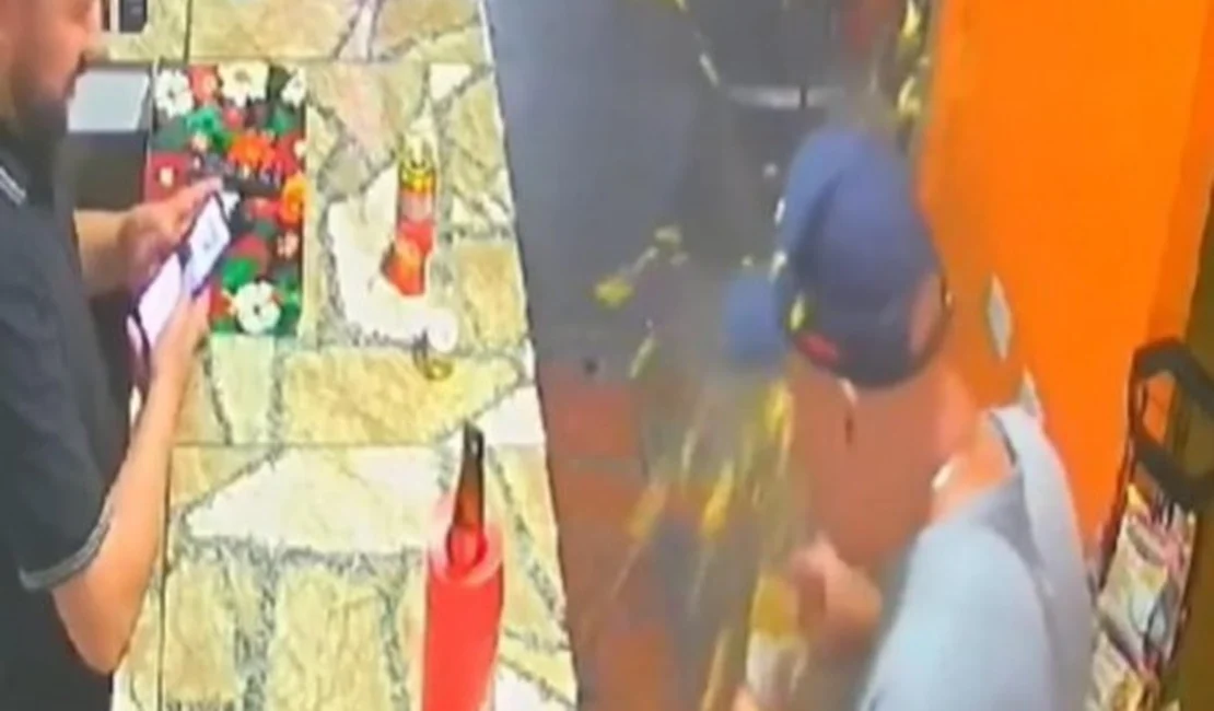 Momento em que coxinha explodiu no rosto de homem