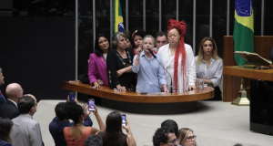 Deputada federal Gleisi Hoffmann (PT) com parlamentares de esquerda que a apoiaram na tribuna