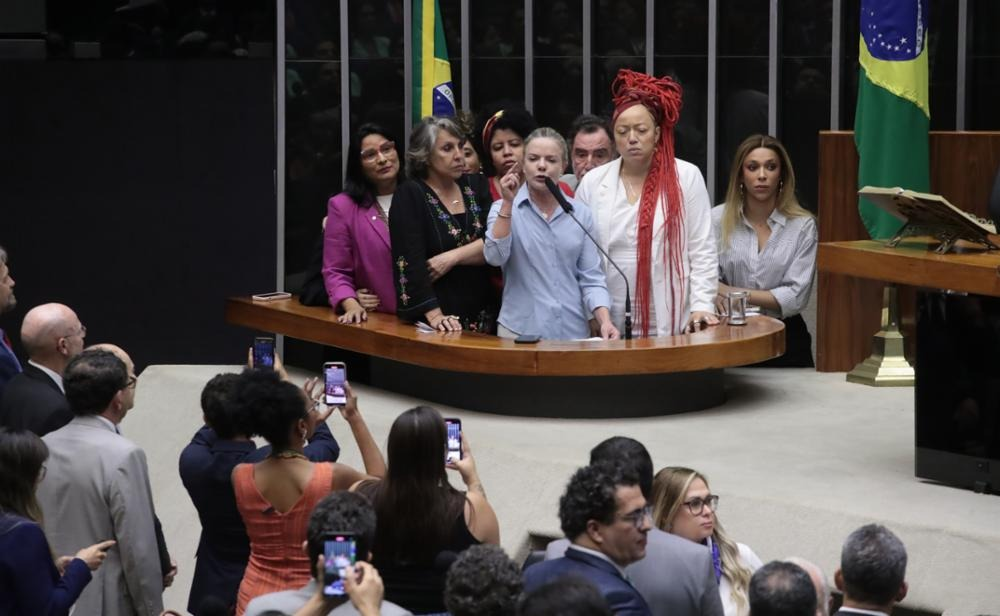 Deputada federal Gleisi Hoffmann (PT) com parlamentares de esquerda que a apoiaram na tribuna