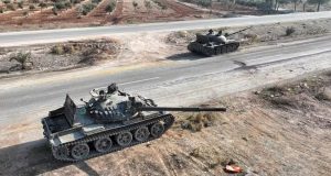Tanques posicionados, nesta sexta (6), após rebeldes liderados pelo HTS avançarem em Hama