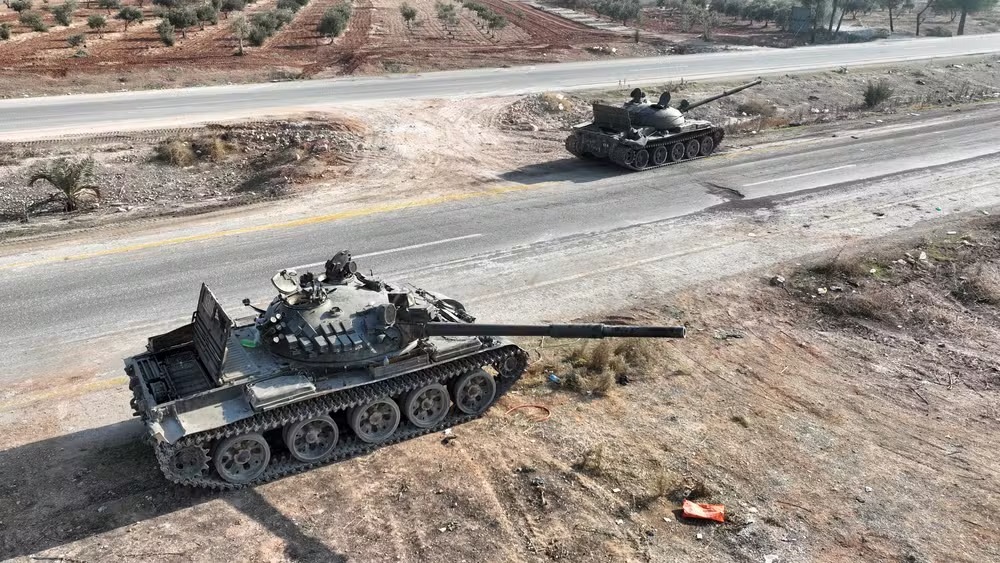 Tanques posicionados, nesta sexta (6), após rebeldes liderados pelo HTS avançarem em Hama