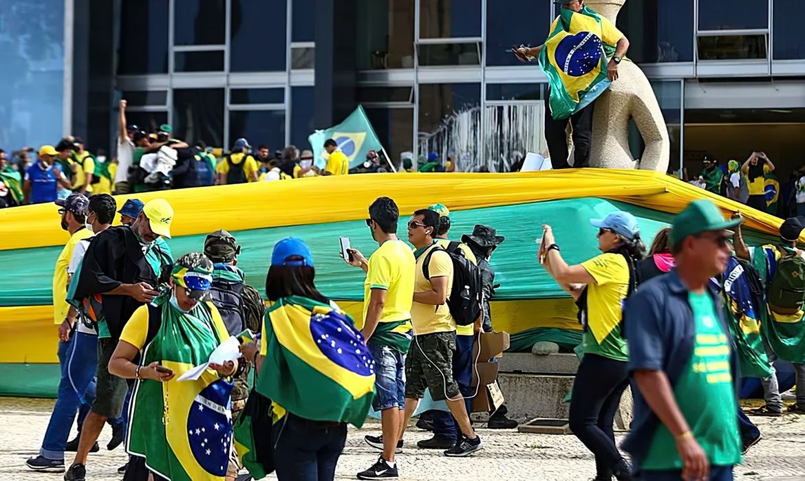 Bolsonaristas em Brasília em 8 de janeiro de 2023