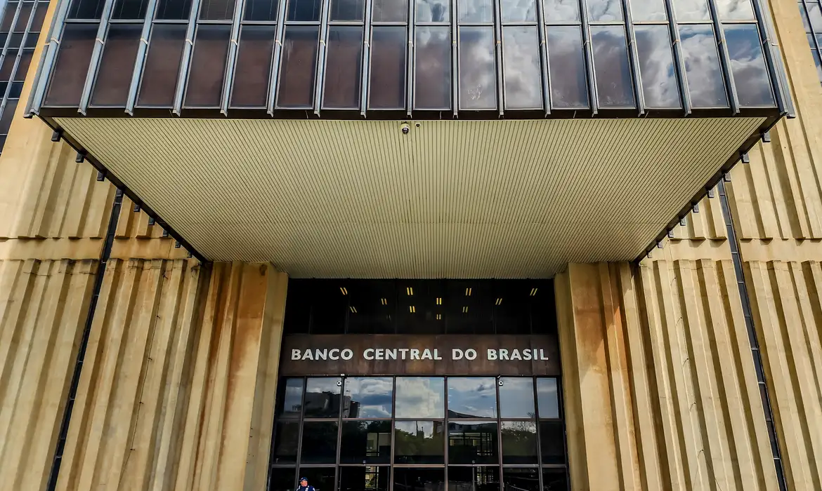 Entrada de prédio do Banco Central vista por fora