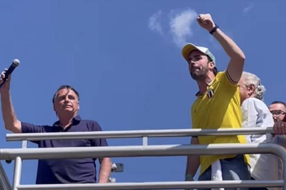Lucas Bove em ato com o ex-presidente Jair Bolsonaro (PL) em cima de trio elétrico, acenando