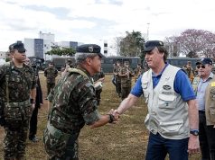 General da reserva Mario Fernandes cumprimentando Jair Bolsonaro com aperto de mãos