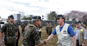 General da reserva Mario Fernandes cumprimentando Jair Bolsonaro com aperto de mãos