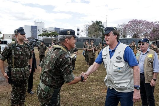 General da reserva Mario Fernandes cumprimentando Jair Bolsonaro com aperto de mãos