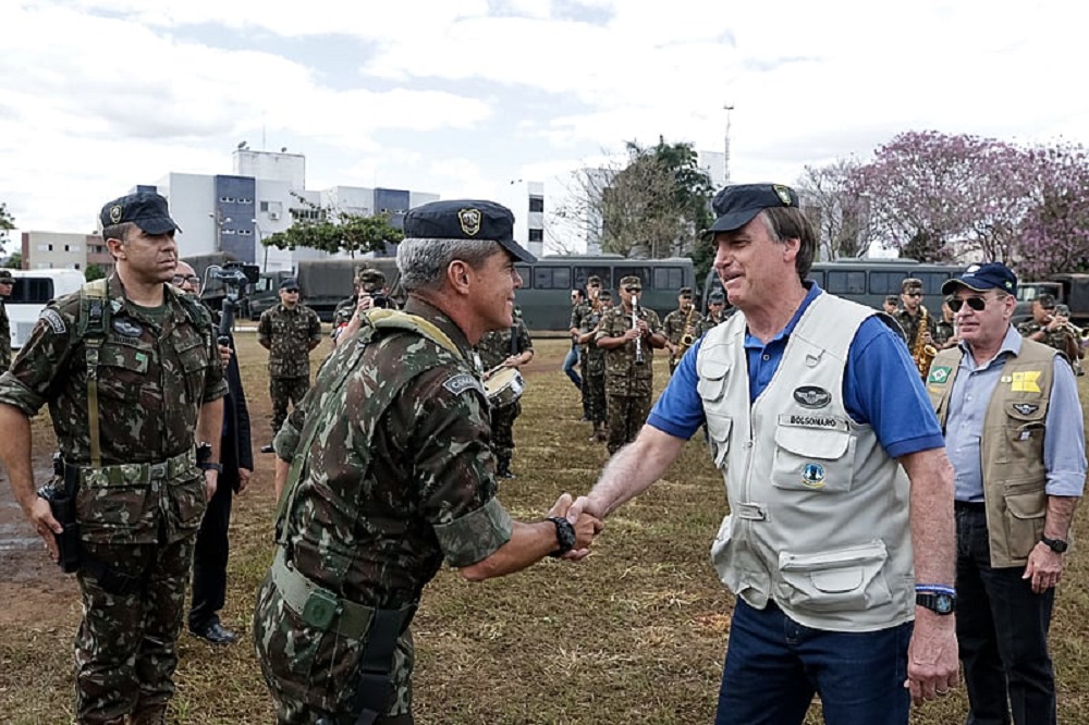 General da reserva Mario Fernandes cumprimentando Jair Bolsonaro com aperto de mãos