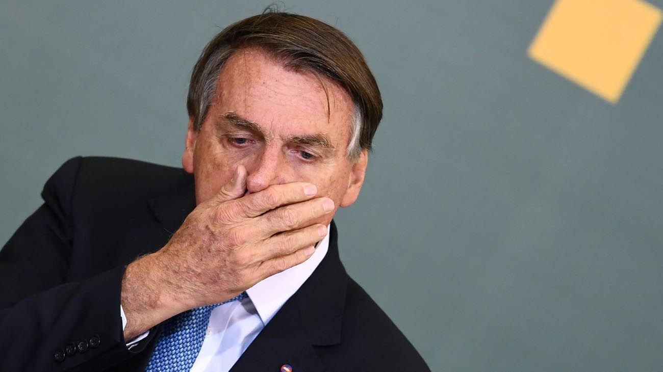 Jair Bolsonaro (PL) com mão na boca e expressão de surpresa