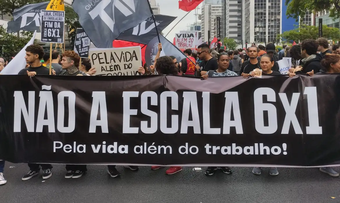 Manifestação do Movimento Vida Além do Trabalho, pessoas com faixas e cartazes aglomeradas na rua