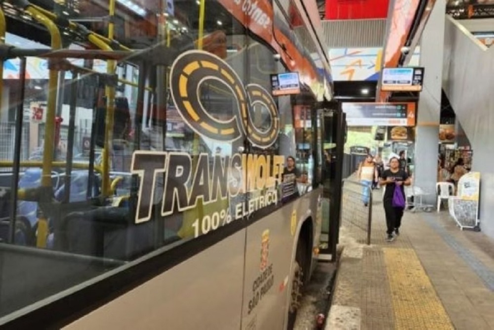 Ônibus da Transwolff parado em terminal