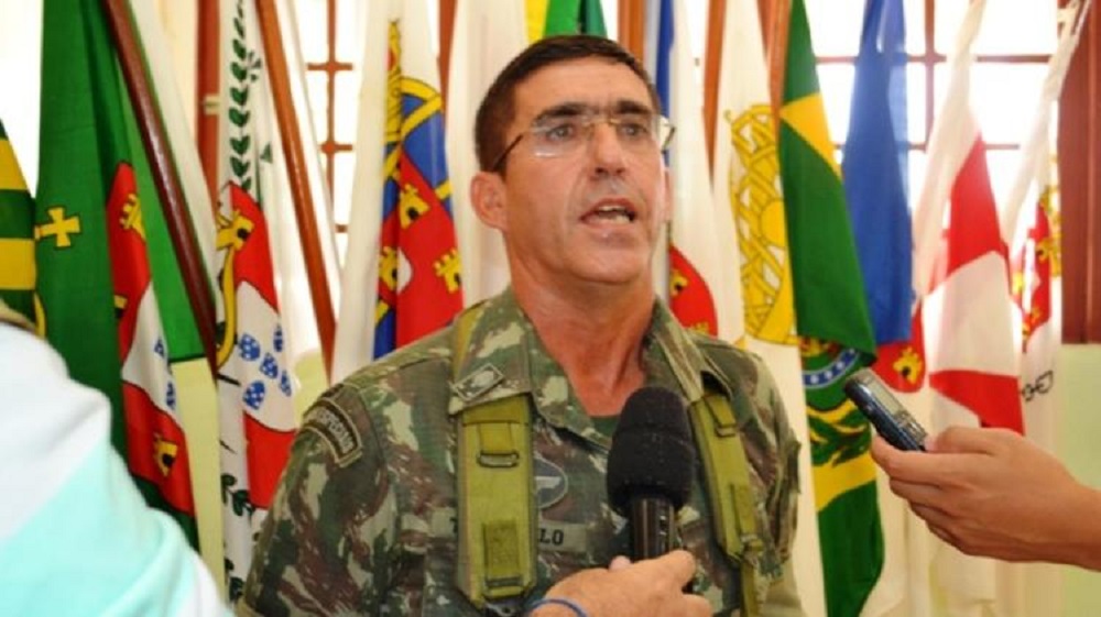Estevam Theophilo Gaspar de Oliveira, ex-integrante do Alto Comando do Exército, em coletiva, falando em vários microfones, fardado