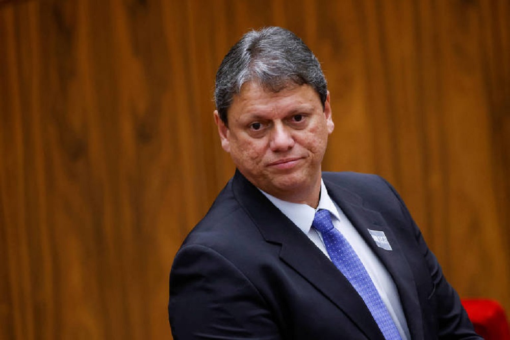 O governador de São Paulo, Tarcísio de Freitas (Republicanos) com expressão séria