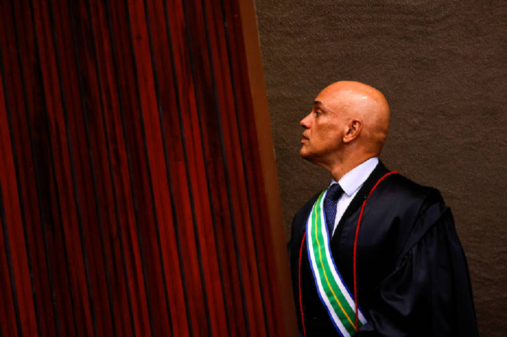 Alexandre de Moraes olhando para o lado