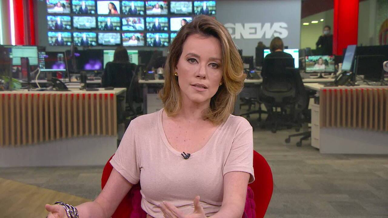 Jornalista Natuza Nery falando para a câmera, séria, de roupa bege e cabelo solto