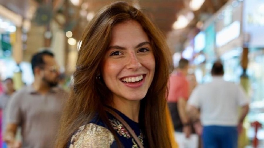 Carolina Canales de cabelo solto, sorrindo para a câmera