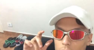Jonatas Almeida dos Anjos, de 18 anos, de óculos escuros e boné posando para foto