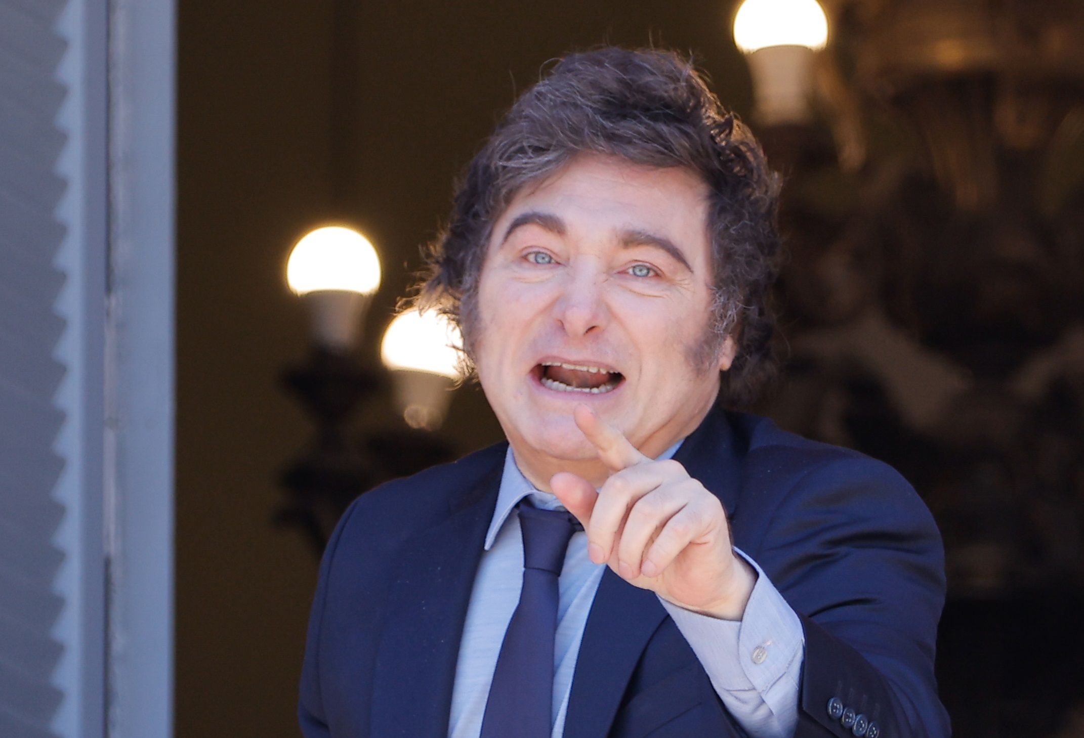 Javier Milei apontando pra frente com cara de braco