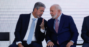 Arthur Lira (PP-AL) ao lado do presidente Luiz Inácio Lula da Silva (PL), falando e gesticulando, ambos sentados