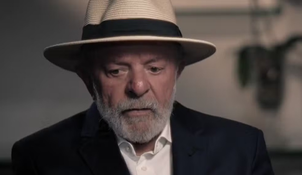 Lula de chapéu, sério, pensativo