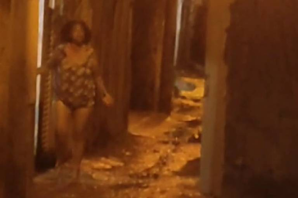 auxiliar de limpeza Rosemeire Aparecida Fidelis na rua, à noite, correndo