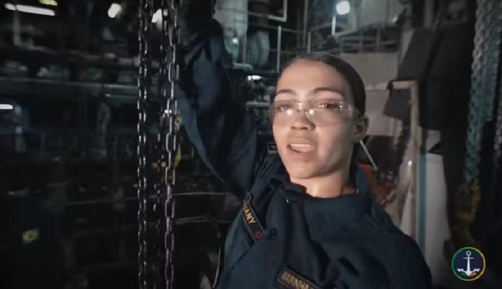 Mulher em vídeo da Marinha sobre privilégios