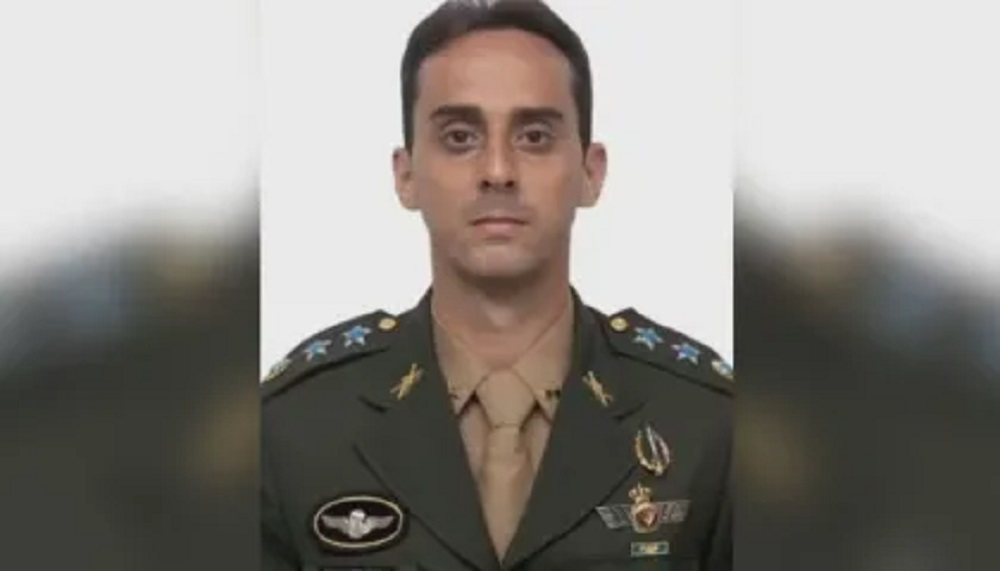 tenente-coronel Rodrigo Bezerra de Azevedo no centro de foto, fardado, sério