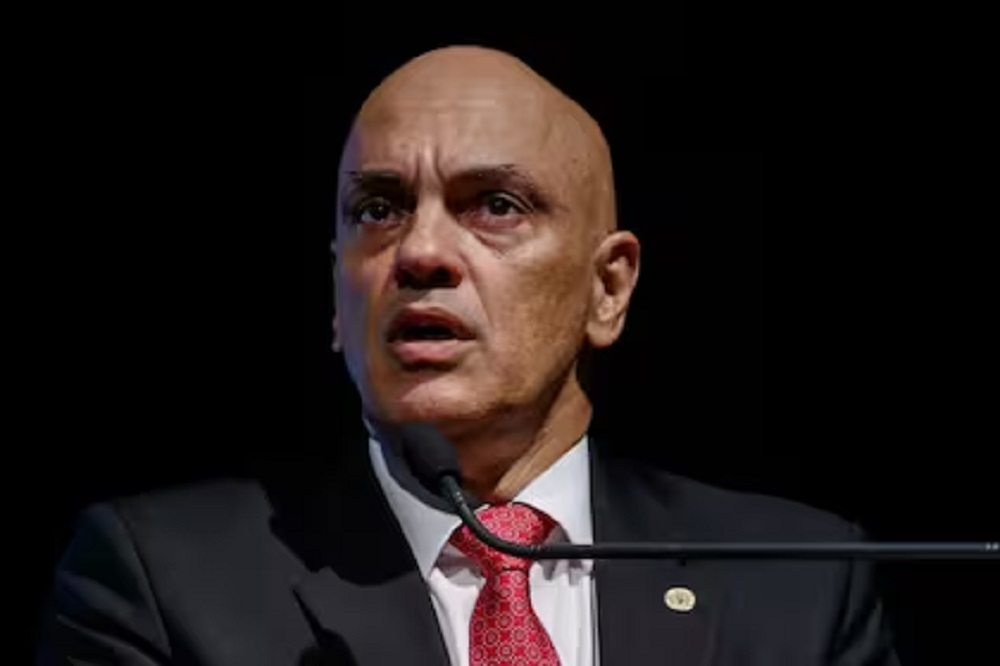 ministro Alexandre de Moraes com expressão assustada, sem olhar para a câmera
