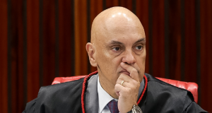 O ministro Alexandre de Moraes, do Supremo Tribunal Federal (STF), com expressão pensativa e mão na boca