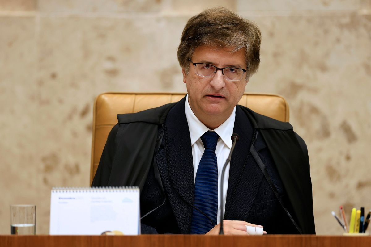 O procurador-geral Paulo Gonet olhando pra frente, sério