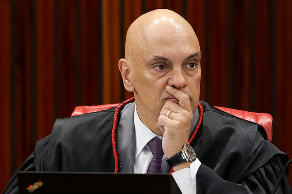 O ministro Alexandre de Moraes, do Supremo Tribunal Federal (STF), com expressão pensativa e mão na boca