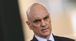 ministro Alexandre de Moraes com expressão séria e pensativa