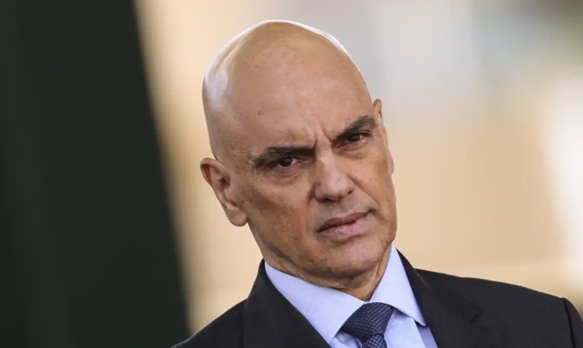 ministro Alexandre de Moraes com expressão séria e pensativa