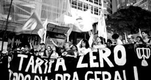 Foto em preto e branco do protesto do movimento Passe Livre contra o aumento da tarifa em janeiro de 2024