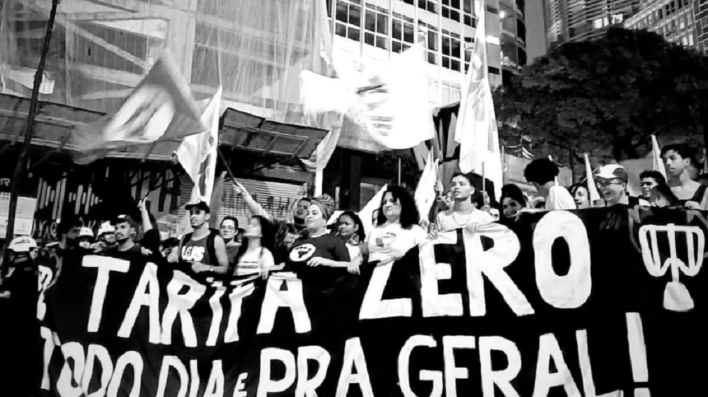Foto em preto e branco do protesto do movimento Passe Livre contra o aumento da tarifa em janeiro de 2024