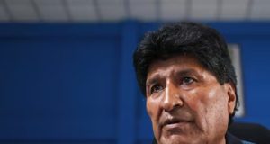 ex-presidente Evo Morales sério, sem olhar para a câmera