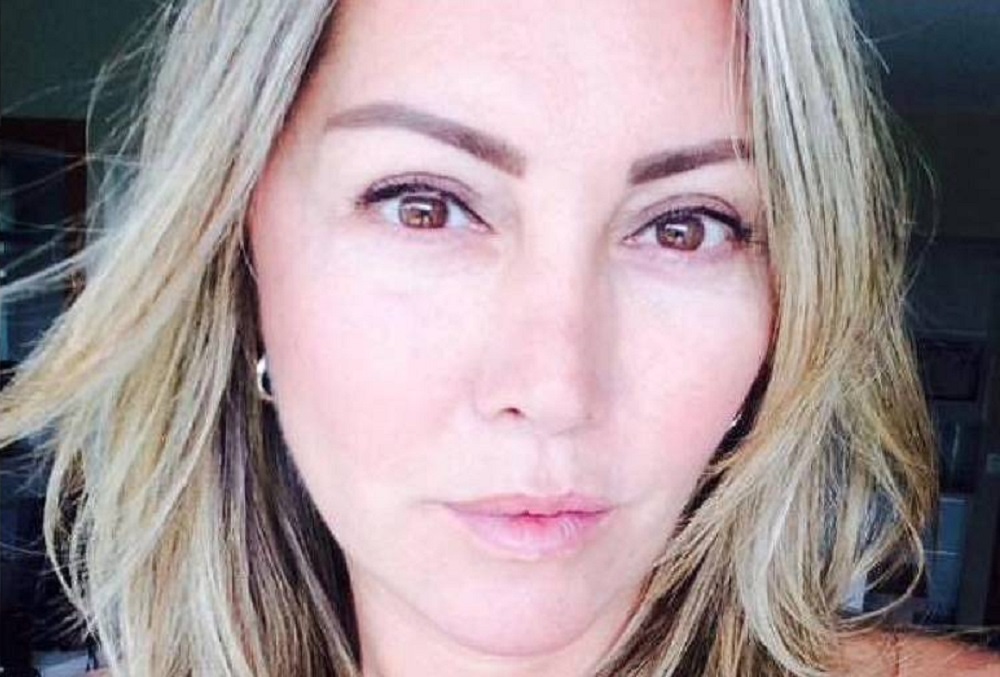 paisagista Elaine Caparroz séria, de cabelo solto, olhando para a câmera