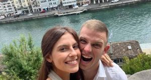 A médica Carolina Canales e o noivo dela, Fernando Ressurreição, sorrindo para foto, abraçados