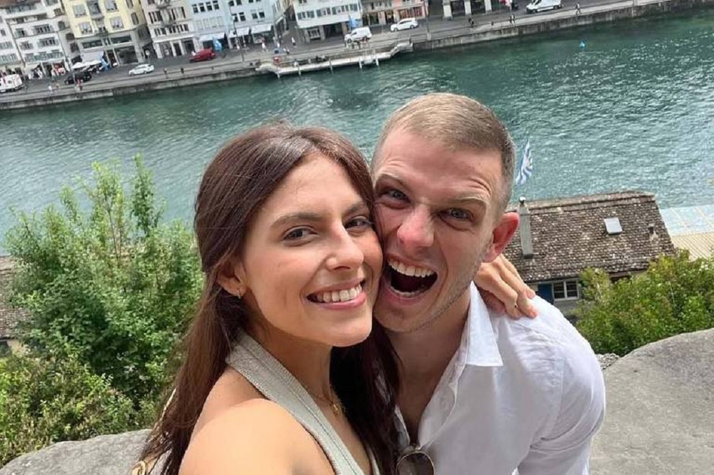A médica Carolina Canales e o noivo dela, Fernando Ressurreição, sorrindo para foto, abraçados