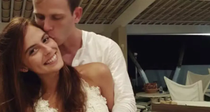O estudante Fernando Ressurreição e a médica Carolina Canales abraçados, ele beijando o rosto dela, ela sorrindo