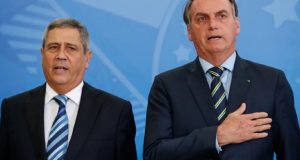 general da reserva Walter Braga Netto e jair bolsonaro cantando