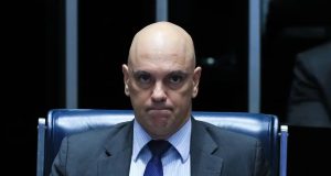 ministro do Supremo Tribunal Federal (STF), Alexandre de Moraes olhando pra frente com expressão conformada