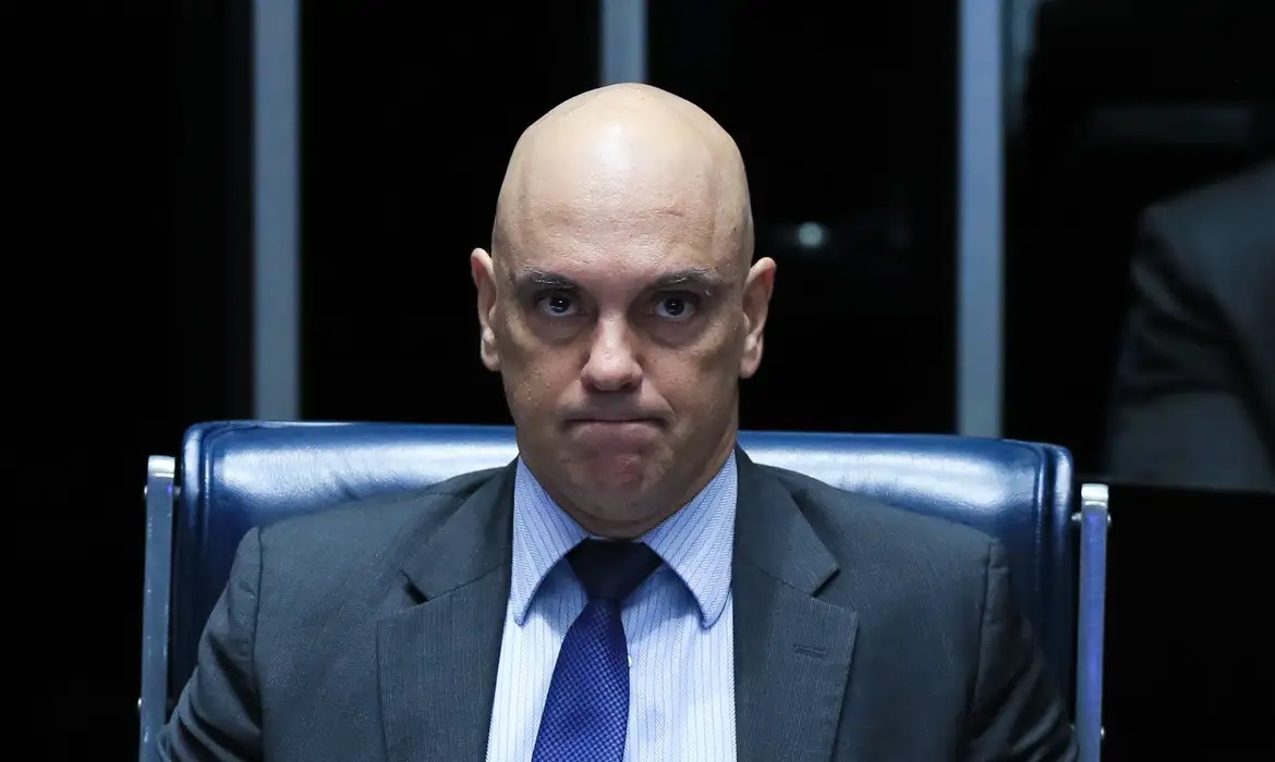 ministro do Supremo Tribunal Federal (STF), Alexandre de Moraes olhando pra frente com expressão conformada