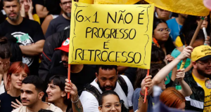Rio de Janeiro (RJ), 15/11/2024 - Manifestantes reúnem-se em protesto pelo fim da jornada de trabalho 6x1, na Cinelândia